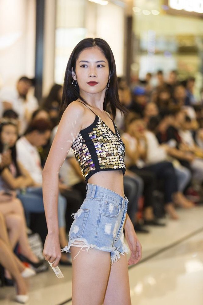 Mẫu 13 tuổi catwalk ấn tượng gây sốt, xuất hiện thí sinh giống Hoàng Thùy tại buổi casting VIFW Xuân/Hè 2018 - Ảnh 11.