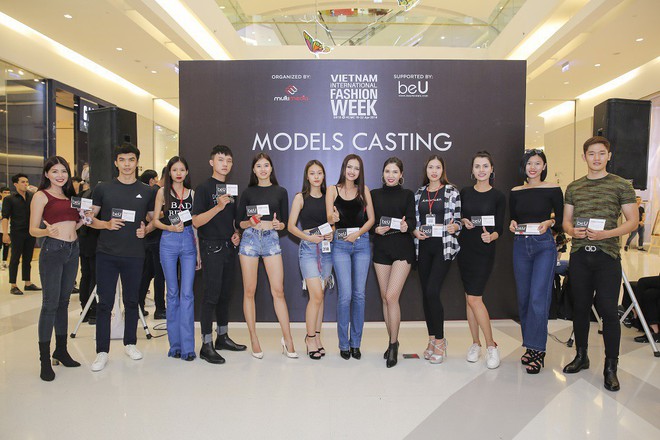 Mẫu 13 tuổi catwalk ấn tượng gây sốt, xuất hiện thí sinh giống Hoàng Thùy tại buổi casting VIFW Xuân/Hè 2018 - Ảnh 20.