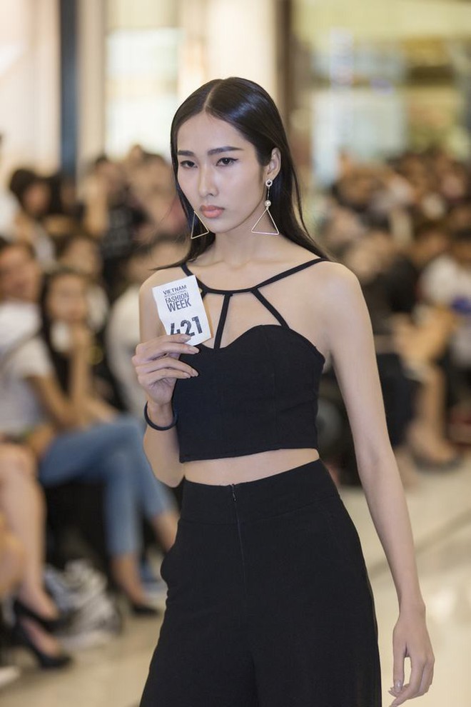 Mẫu 13 tuổi catwalk ấn tượng gây sốt, xuất hiện thí sinh giống Hoàng Thùy tại buổi casting VIFW Xuân/Hè 2018 - Ảnh 5.