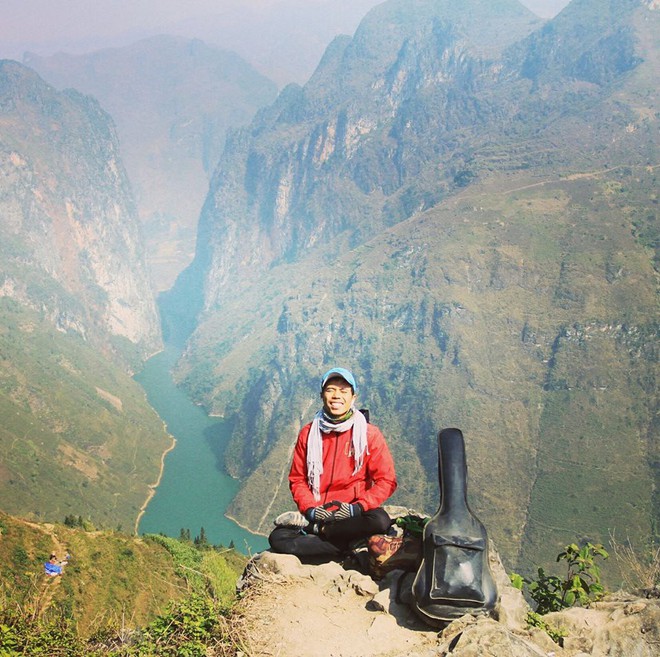 Chàng trai Phú Yên đi bộ xuyên Việt trong 113 ngày đêm chỉ với 100k và 1 cây đàn guitar - Ảnh 1.