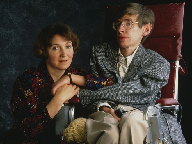 Stephen Hawking với 2 cuộc hôn nhân trái ngược, nhiều kịch tính và điều còn lại sau cùng hơn cả tình yêu - Ảnh 4.