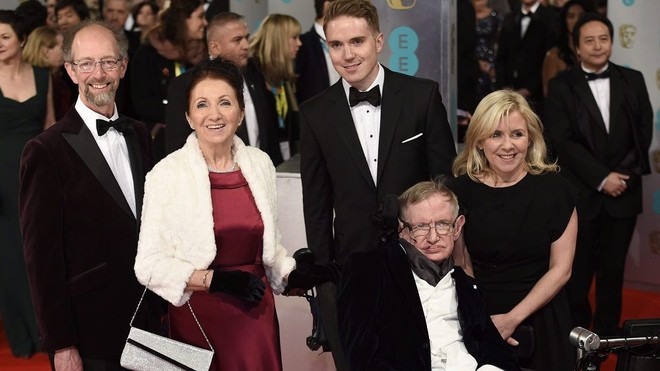 Stephen Hawking với 2 cuộc hôn nhân trái ngược, nhiều kịch tính và điều còn lại sau cùng hơn cả tình yêu - Ảnh 11.