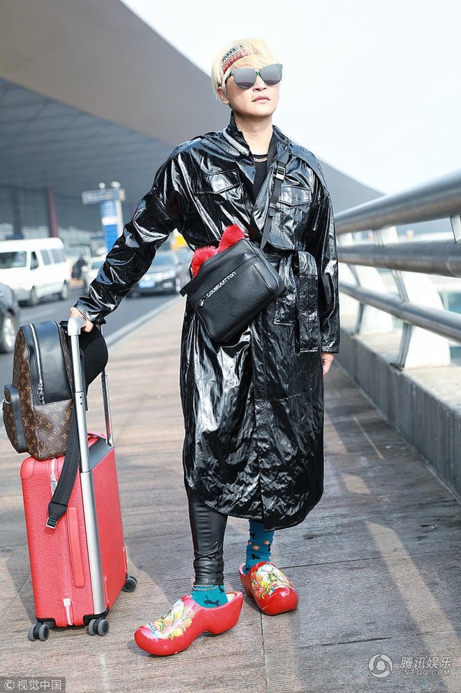 Tiếp tục câu fame bằng phong cách khó hiểu, Nhĩ Thái Trần Chí Bằng bị ví như mặc túi rác lên người - Ảnh 3.