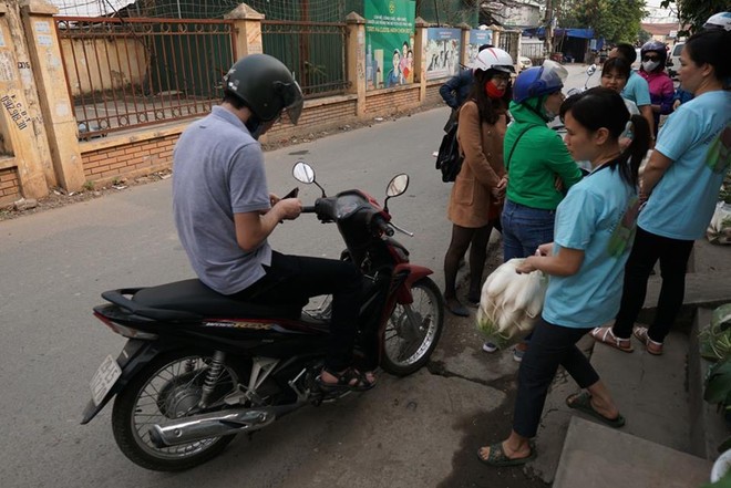 Hàng trăm người dân Hà Nội háo hức giải cứu củ cải trắng cho nông dân Tráng Việt - Ảnh 14.