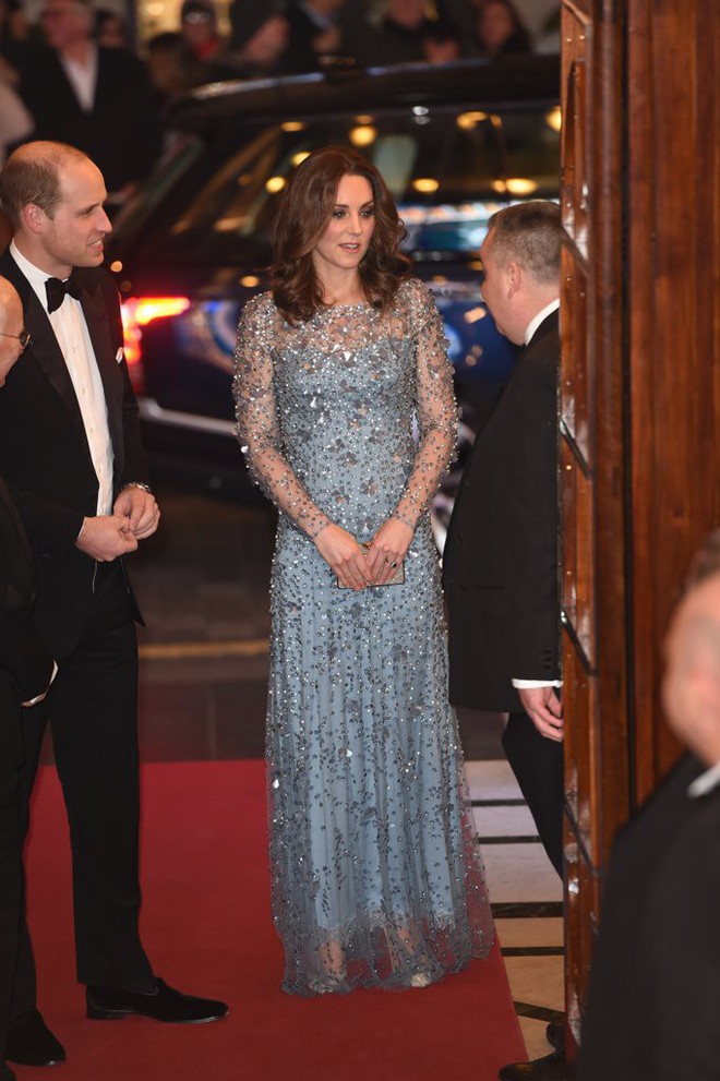 Để ý sẽ thấy, phong cách bầu bí lần 3 của Công nương Kate chỉ gói gọn bằng màu xanh cobalt - Ảnh 14.