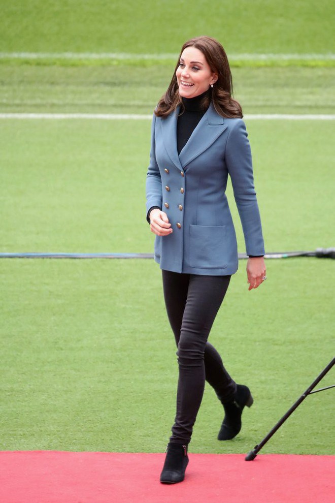 Để ý sẽ thấy, phong cách bầu bí lần 3 của Công nương Kate chỉ gói gọn bằng màu xanh cobalt - Ảnh 15.