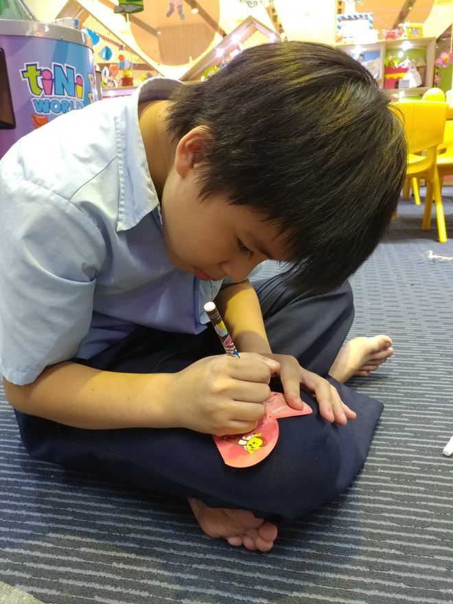 Qu&agrave; tặng y&ecirc;u thương cho c&aacute;c em nhỏ kh&oacute; khăn - Ảnh 3.