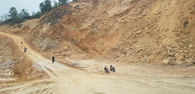 Hà Nội: Sập mỏ đất, một tài xế bị vùi lấp cùng xe ben - Ảnh 2.