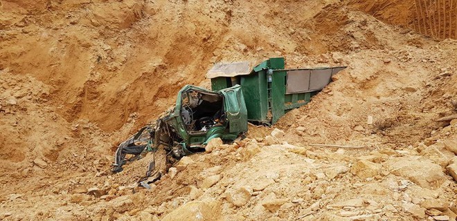 Hà Nội: Sập mỏ đất, một tài xế bị vùi lấp cùng xe ben - Ảnh 8.