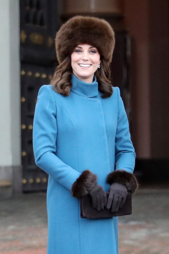 Để ý sẽ thấy, phong cách bầu bí lần 3 của Công nương Kate chỉ gói gọn bằng màu xanh cobalt - Ảnh 6.