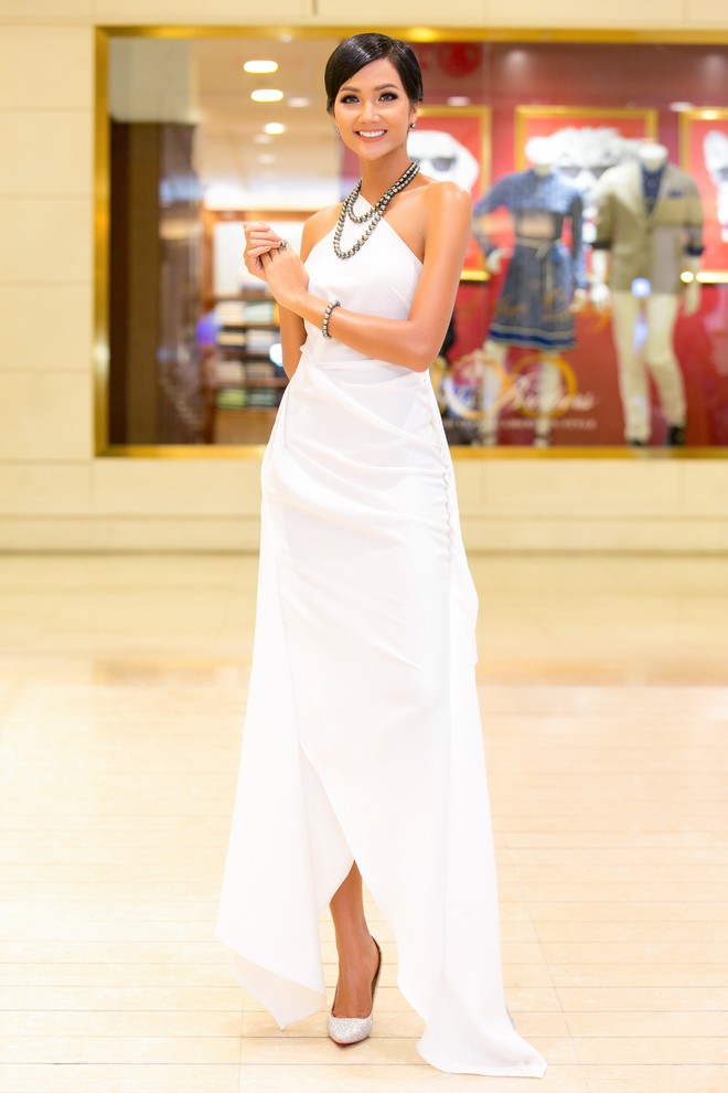 Diện váy trắng tinh khôi, Hoa hậu HHen Niê rạng rỡ khoe làn da rám nắng khỏe mạnh  - Ảnh 5.
