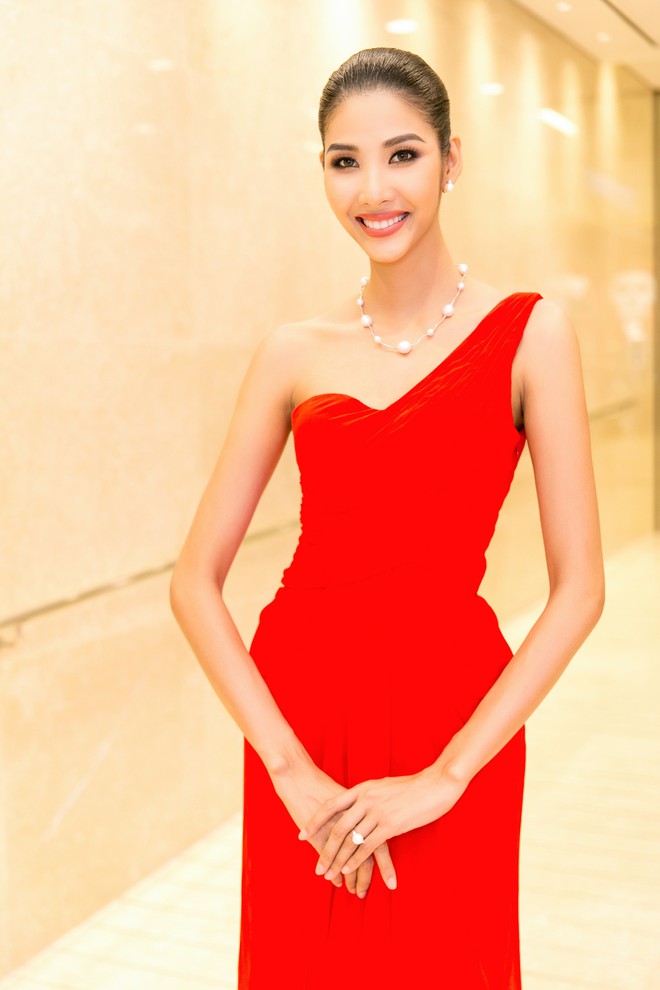 Diện váy trắng tinh khôi, Hoa hậu HHen Niê rạng rỡ khoe làn da rám nắng khỏe mạnh  - Ảnh 8.