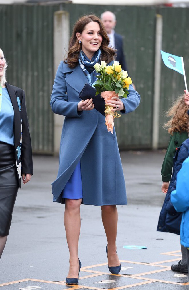 Để ý sẽ thấy, phong cách bầu bí lần 3 của Công nương Kate chỉ gói gọn bằng màu xanh cobalt - Ảnh 2.