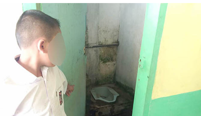 Giáo viên phạt học trò liếm nhà vệ sinh 12 lần khiến phụ huynh phẫn nộ - Ảnh 1. Giáo viên phạt học trò liếm nhà vệ sinh 12 lần khiến phụ huynh phẫn nộ - Ảnh 1.