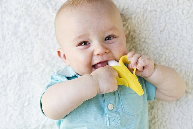Quả chuối được các bà mẹ Mĩ tin dùng cho trẻ sơ sinh tự làm sạch răng miệng - Ảnh 1.