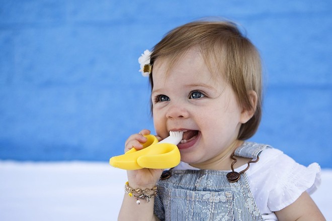Quả chuối được các bà mẹ Mĩ tin dùng cho trẻ sơ sinh tự làm sạch răng miệng - Ảnh 4.