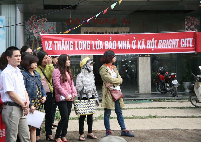 Hà Nội: Hàng trăm cư dân nghỉ việc, treo băng rôn yêu cầu CĐT trả nhà do chậm tiến độ - Ảnh 12. Hà Nội: Hàng trăm cư dân nghỉ việc, treo băng rôn yêu cầu CĐT trả nhà do chậm tiến độ - Ảnh 12.