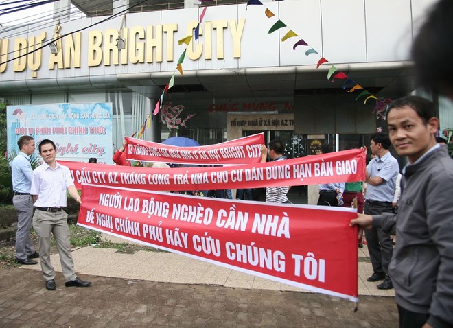 Hà Nội: Hàng trăm cư dân nghỉ việc, treo băng rôn yêu cầu CĐT trả nhà do chậm tiến độ - Ảnh 13.
