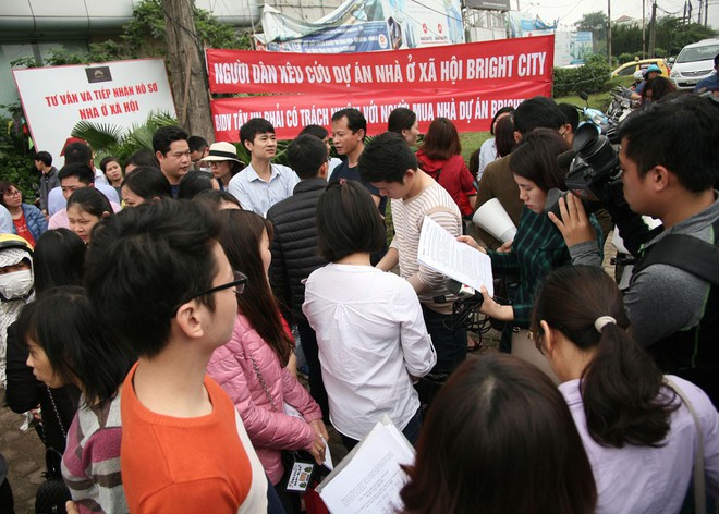 Hà Nội: Hàng trăm cư dân nghỉ việc, treo băng rôn yêu cầu CĐT trả nhà do chậm tiến độ - Ảnh 4.