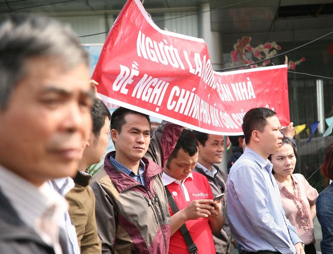 Hà Nội: Hàng trăm cư dân nghỉ việc, treo băng rôn yêu cầu CĐT trả nhà do chậm tiến độ - Ảnh 8.