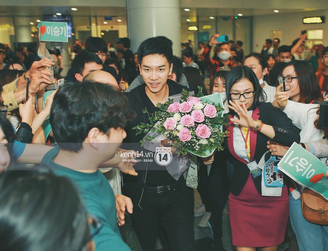 Ngộ Không Lee Seung Gi tươi rói nhận hoa, Yook Sung Jae điển trai giữa đám đông fan náo loạn sân bay Nội Bài - Ảnh 1.