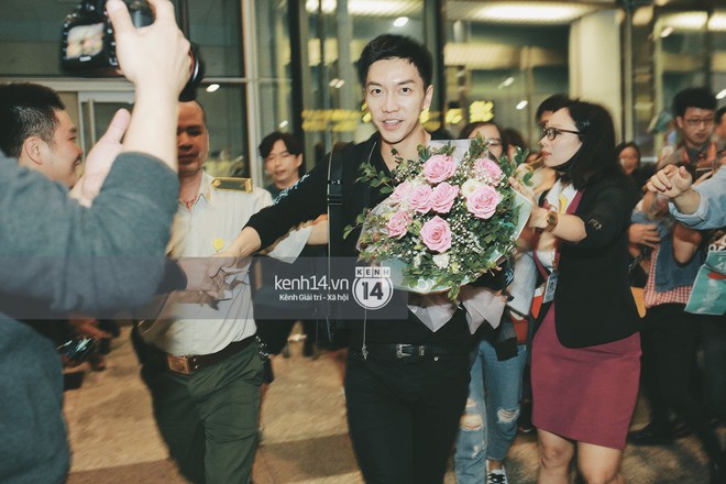 Ngộ Không Lee Seung Gi tươi rói nhận hoa, Yook Sung Jae điển trai giữa đám đông fan náo loạn sân bay Nội Bài - Ảnh 2.