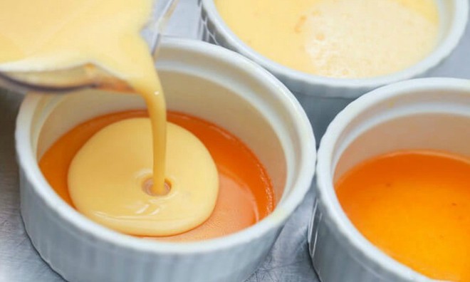 Biết vài nguyên tắc này, bánh flan sẽ mịn màng như da em bé, chẳng lo rỗ mặt - Ảnh 2.