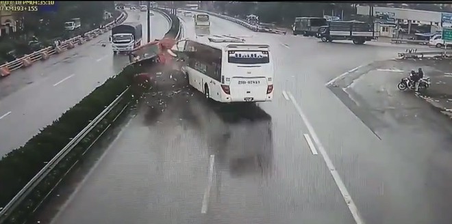 Clip vụ va chạm kinh hoàng giữa xe cứu hỏa và xe khách trên cao tốc Pháp Vân - Ảnh 2.