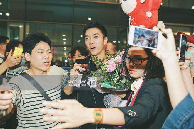 Ngộ Không Lee Seung Gi tươi rói nhận hoa, Yook Sung Jae điển trai giữa đám đông fan náo loạn sân bay Nội Bài - Ảnh 3.