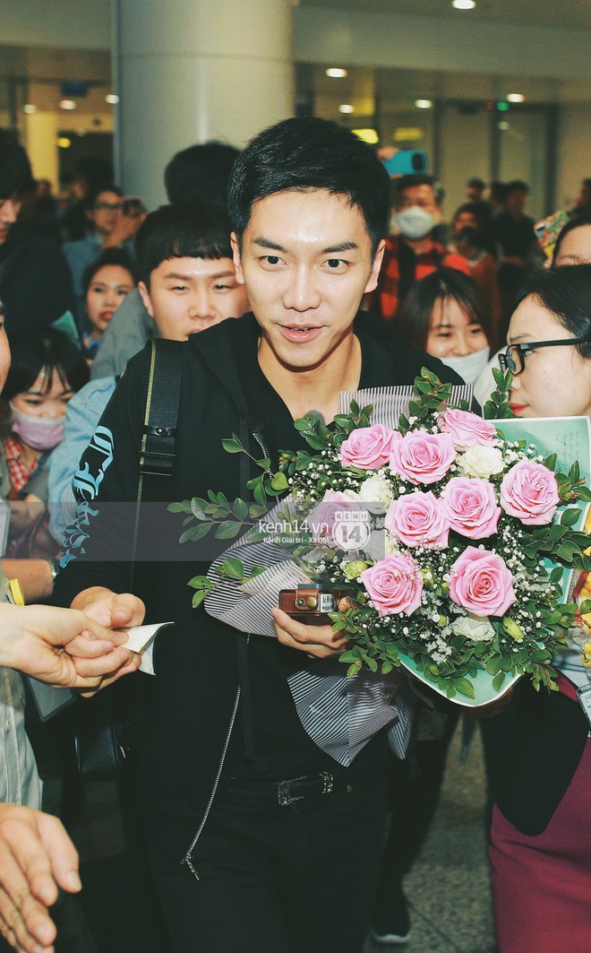 Ngộ Không Lee Seung Gi tươi rói nhận hoa, Yook Sung Jae điển trai giữa đám đông fan náo loạn sân bay Nội Bài - Ảnh 4.