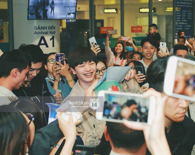 Ngộ Không Lee Seung Gi tươi rói nhận hoa, Yook Sung Jae điển trai giữa đám đông fan náo loạn sân bay Nội Bài - Ảnh 5.