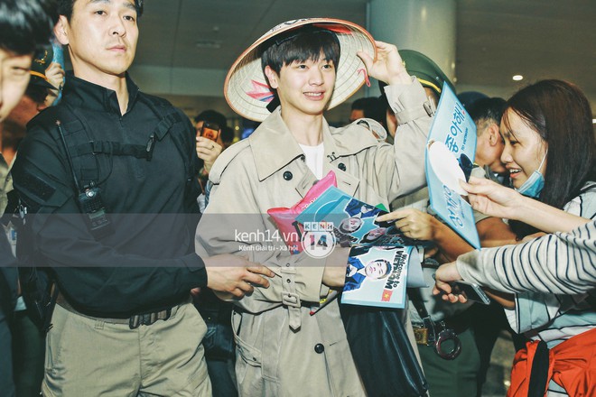 Ngộ Không Lee Seung Gi tươi rói nhận hoa, Yook Sung Jae điển trai giữa đám đông fan náo loạn sân bay Nội Bài - Ảnh 6.