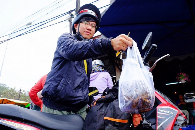 Mang cả xe đẩy bán cá phóng sinh, hốt bạc tại lễ hội Rằm Tháng Giêng - Ảnh 7.