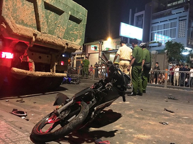 Nhân chứng kể lại vụ tai nạn kinh hoàng: Xe máy bị nghiền nát dưới gầm xe, nhiều nạn nhân nằm la liệt trên đường được đưa vào viện cấp cứu - Ảnh 8. Nhân chứng kể lại vụ tai nạn kinh hoàng: Xe máy bị nghiền nát dưới gầm xe, nhiều nạn nhân nằm la liệt trên đường được đưa vào viện cấp cứu - Ảnh 8.