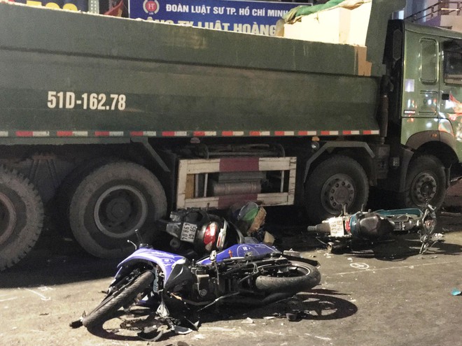 Nhân chứng kể lại vụ tai nạn kinh hoàng: Xe máy bị nghiền nát dưới gầm xe, nhiều nạn nhân nằm la liệt trên đường được đưa vào viện cấp cứu - Ảnh 9.