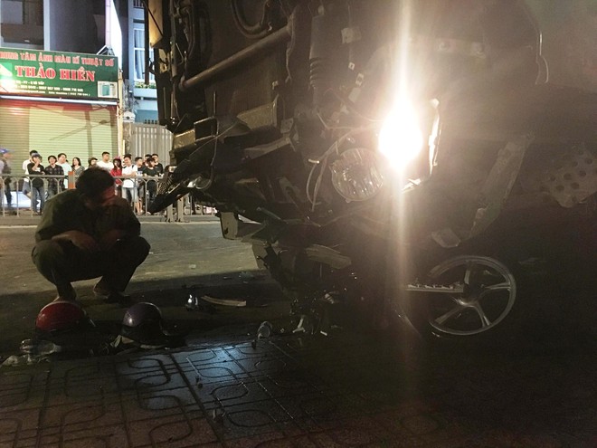 Nhân chứng kể lại vụ tai nạn kinh hoàng: Xe máy bị nghiền nát dưới gầm xe, nhiều nạn nhân nằm la liệt trên đường được đưa vào viện cấp cứu - Ảnh 10. Nhân chứng kể lại vụ tai nạn kinh hoàng: Xe máy bị nghiền nát dưới gầm xe, nhiều nạn nhân nằm la liệt trên đường được đưa vào viện cấp cứu - Ảnh 10.