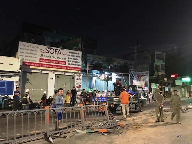 Nhân chứng kể lại vụ tai nạn kinh hoàng: Xe máy bị nghiền nát dưới gầm xe, nhiều nạn nhân nằm la liệt trên đường được đưa vào viện cấp cứu - Ảnh 11. Nhân chứng kể lại vụ tai nạn kinh hoàng: Xe máy bị nghiền nát dưới gầm xe, nhiều nạn nhân nằm la liệt trên đường được đưa vào viện cấp cứu - Ảnh 11.