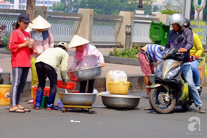 Mang cả xe đẩy bán cá phóng sinh, hốt bạc tại lễ hội Rằm Tháng Giêng - Ảnh 10.