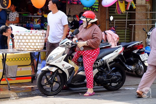 Kỳ lạ đến ngỡ ngàng lễ hội có một không hai tại Bình Dương: Chạy ra giữa đường năn nỉ khách ăn uống miễn phí - Ảnh 3.