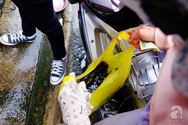 Mang cả xe đẩy bán cá phóng sinh, hốt bạc tại lễ hội Rằm Tháng Giêng - Ảnh 11.