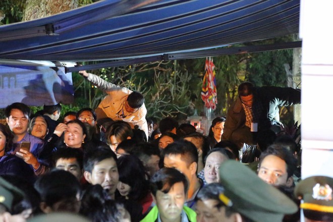 Nam Định: Người dân trèo tường, chen nhau đến nghẹt thở vào cúng lễ tại đền Trần sau lễ Khai ấn - Ảnh 14.