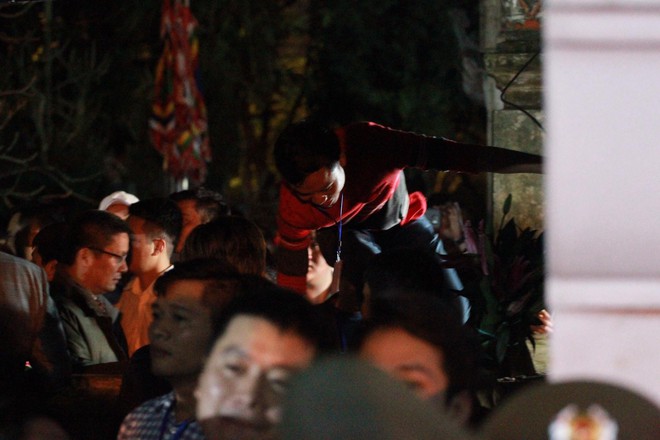 Nam Định: Người dân trèo tường, chen nhau đến nghẹt thở vào cúng lễ tại đền Trần sau lễ Khai ấn - Ảnh 15.