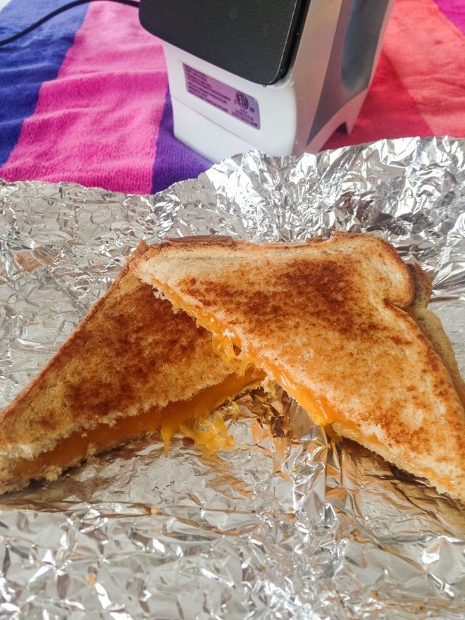 You can still make a crispy, fragrant grilled sandwich even without a toaster or a dedicated sandwich maker. - Photo 2.