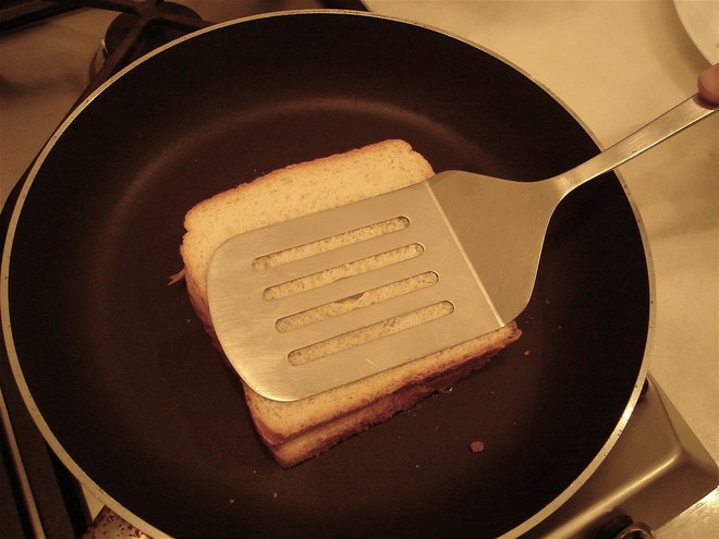 You can still make a crispy, fragrant grilled sandwich even without a toaster or a dedicated sandwich maker. - Photo 3.