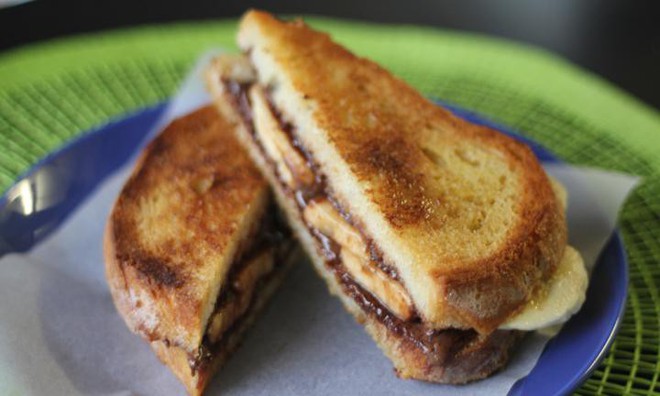 You can still make a crispy, fragrant grilled sandwich even without a toaster or a dedicated sandwich maker. - Photo 4.