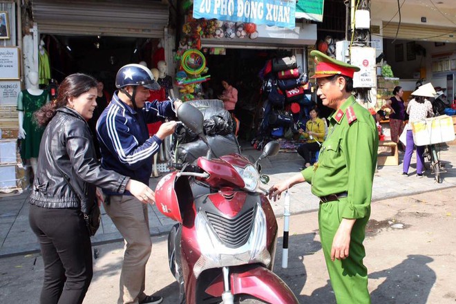 Hà Nội: Tiếp tục ra quân dẹp vỉa hè, phương tiện đỗ sai quy định - Ảnh 4.