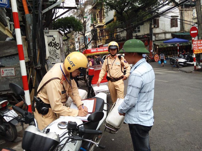 Hà Nội: Tiếp tục ra quân dẹp vỉa hè, phương tiện đỗ sai quy định - Ảnh 9.