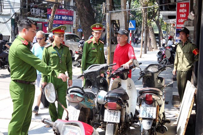 Hà Nội: Tiếp tục ra quân dẹp vỉa hè, phương tiện đỗ sai quy định - Ảnh 11.
