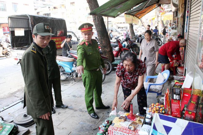 Hà Nội: Tiếp tục ra quân dẹp vỉa hè, phương tiện đỗ sai quy định - Ảnh 12.