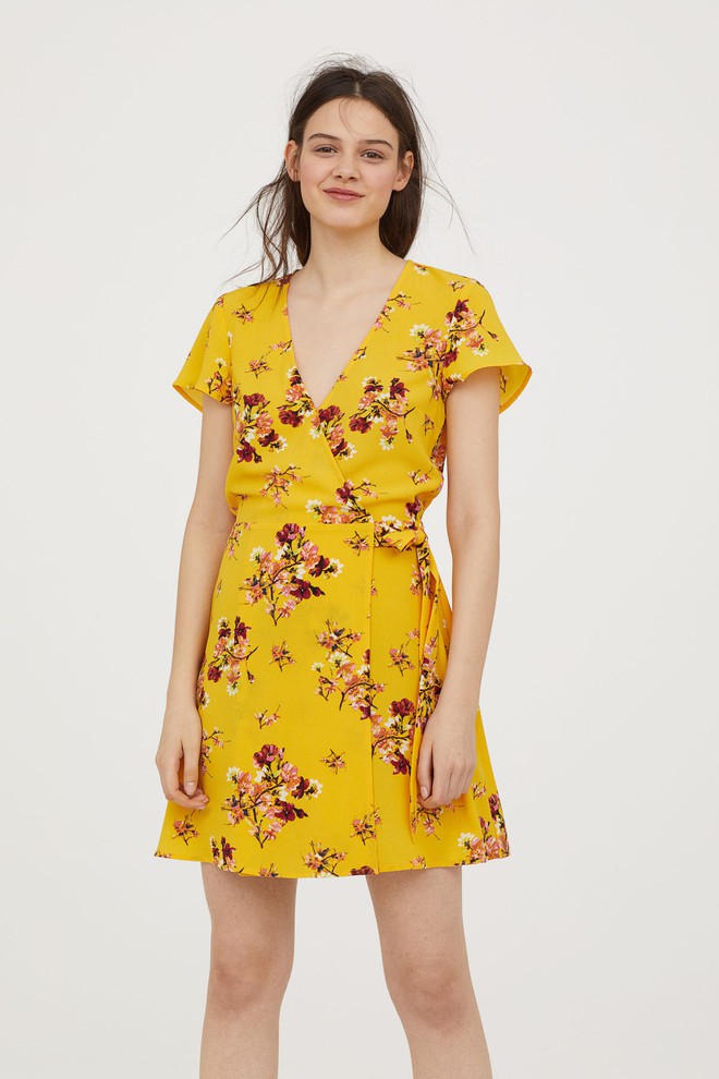 Màu vàng đang chiếm sóng khắp nơi, Zara và H&M cũng cho ra mắt loạt áo váy với giá chưa đến 1 triệu đây này! - Ảnh 2.